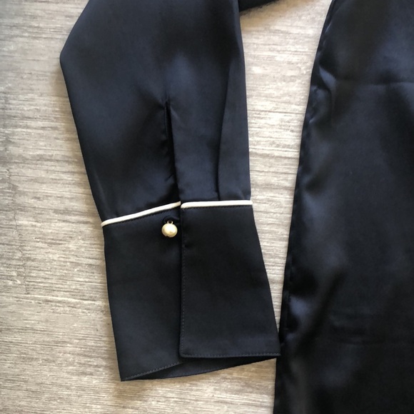 Banana republic silky blouse with pearl buttons - Picture 3 of 8